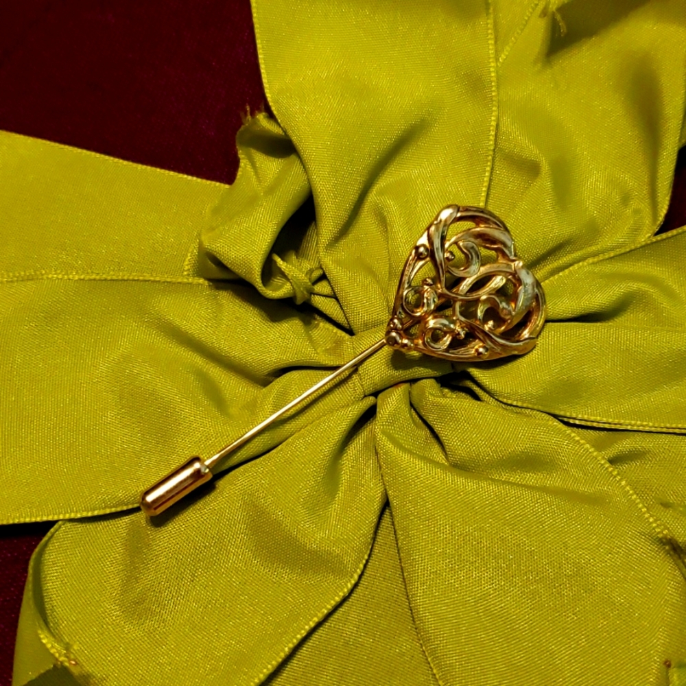 Gold Fleur-de-lis Heart Lapel Pin